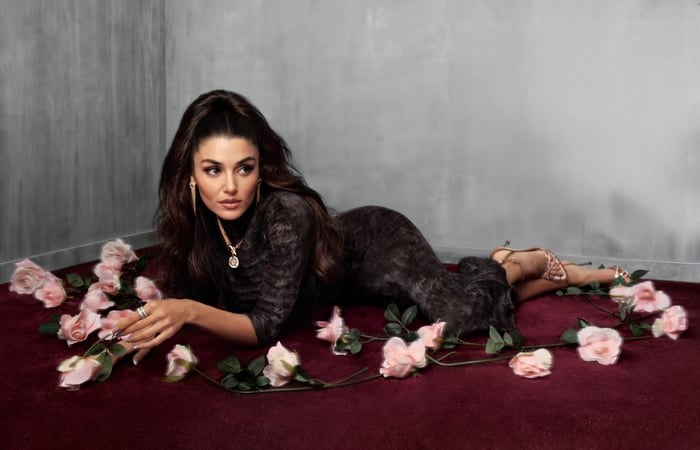 Hande Ercel poses with pink roses