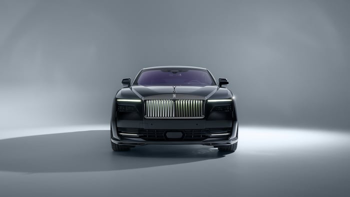 2025 Rolls Royce Black Badge Spectre front view