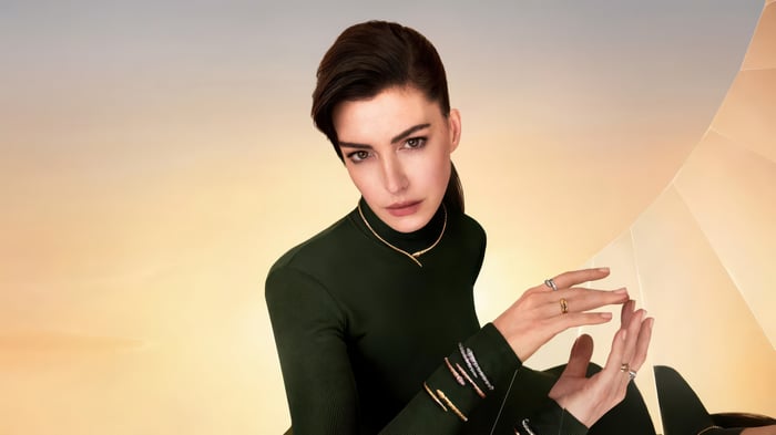 Anne Hathaway in Bvlgari Serpenti Collection