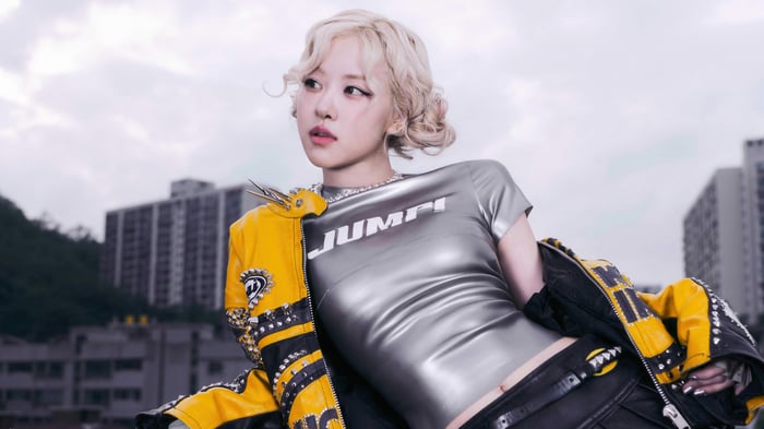 Rose from BLACKPINK in a yellow jacket