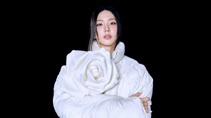 Jisoo from BLACKPINK in a white puffer jacket with rose detail