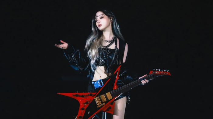 Winter from Aespa with a guitar