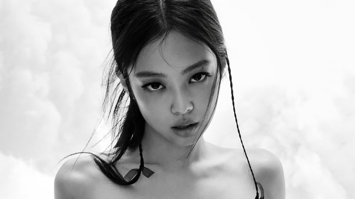 Jennie from BLACKPINK in monochrome 4K