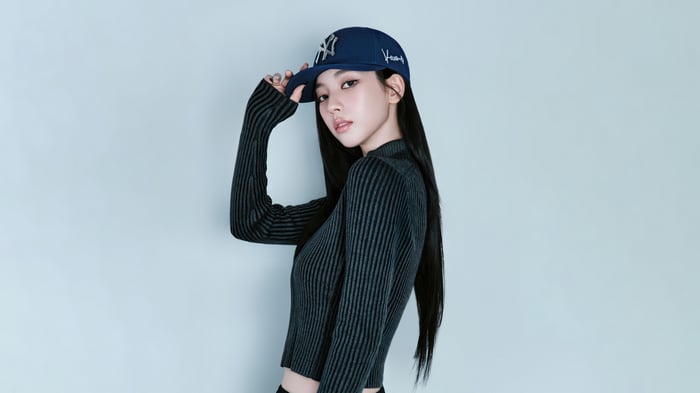 Karina from Aespa wearing a New York Yankees cap