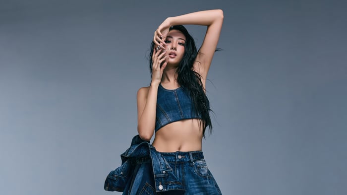 MEOVV in denim outfit, 4K