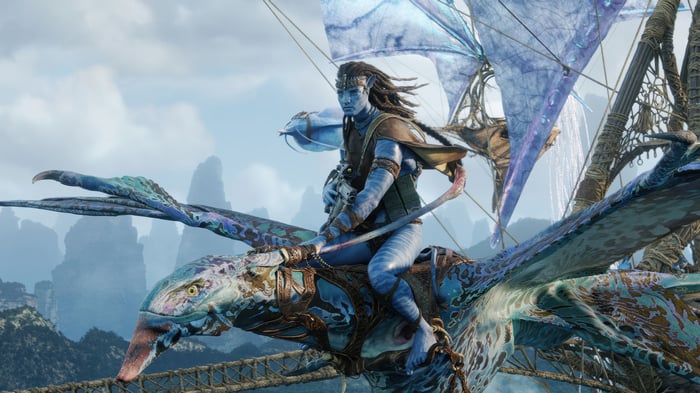 Jake Sully riding a banshee in Avatar: Fire and Ash 4K