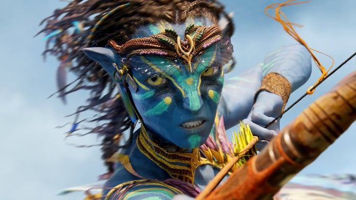 Neytiri from Avatar holding a bow