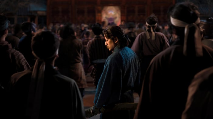 Shujiro in a crowd, Last Samurai Standing 4K