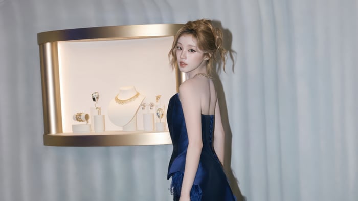 Yuqi from (G)I-DLE in a blue dress with jewelry display