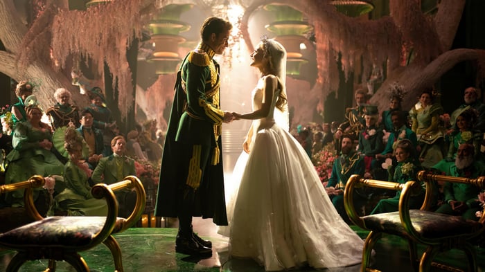 Glinda and Prince Fiyero in Wicked: For Good 4K