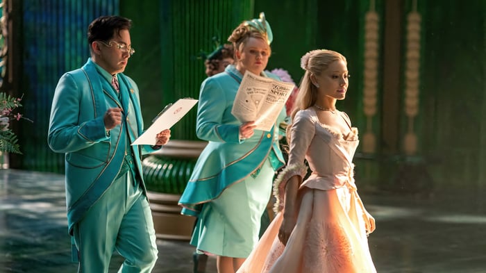 Glinda and companions in Oz 4K