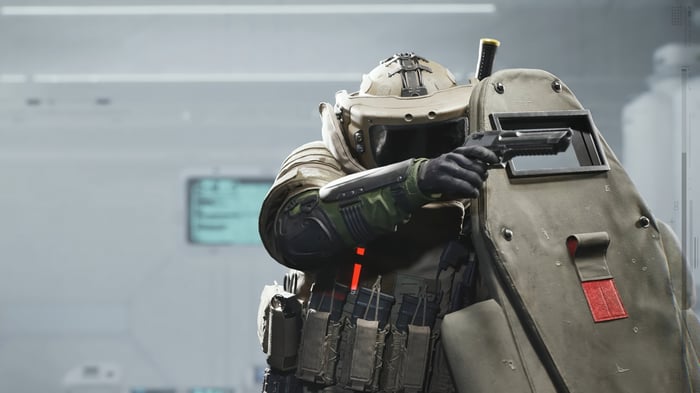 Sledge with Shield and Pistol in 4K