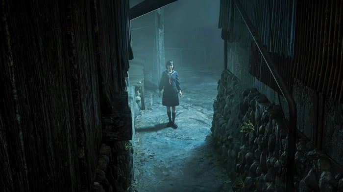 Silent Hill F: Hinako Shimizu in a dark alley