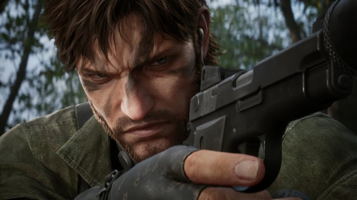 Naked Snake aiming a gun in 4K