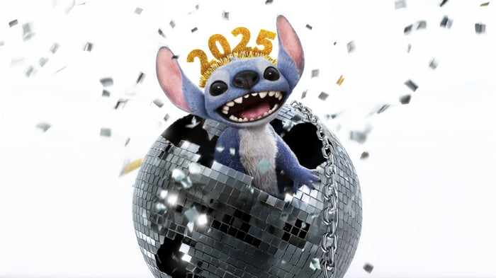 Stitch Wearing 2025 Crown in Disco Ball 4K