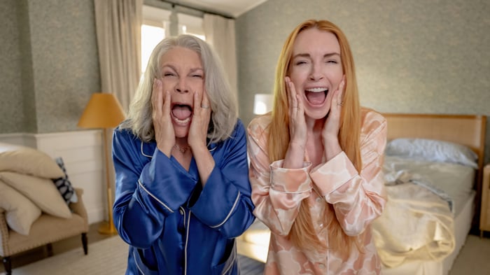 Jamie Lee Curtis and Lindsay Lohan in Freaky Friday 4K