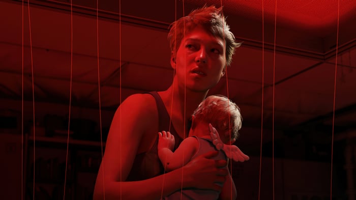 Fragile holding a baby in Death Stranding 2 4K