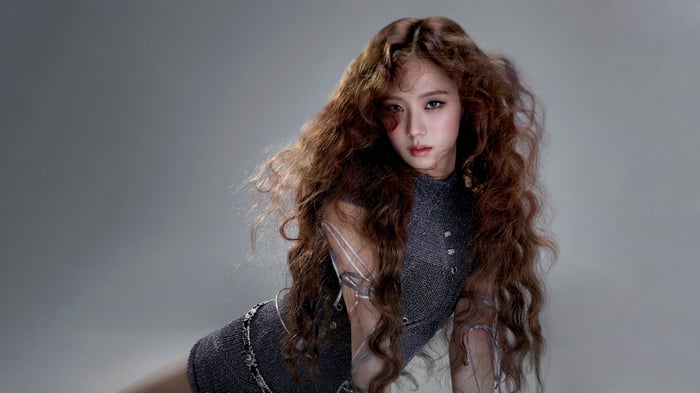 Jisoo from BLACKPINK with curly hair