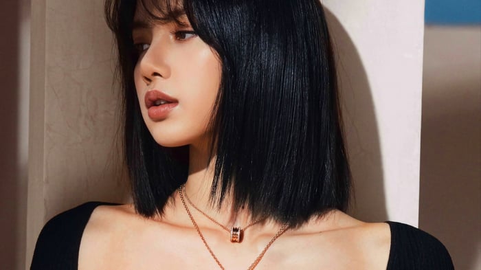 Lisa from BLACKPINK wearing a necklace