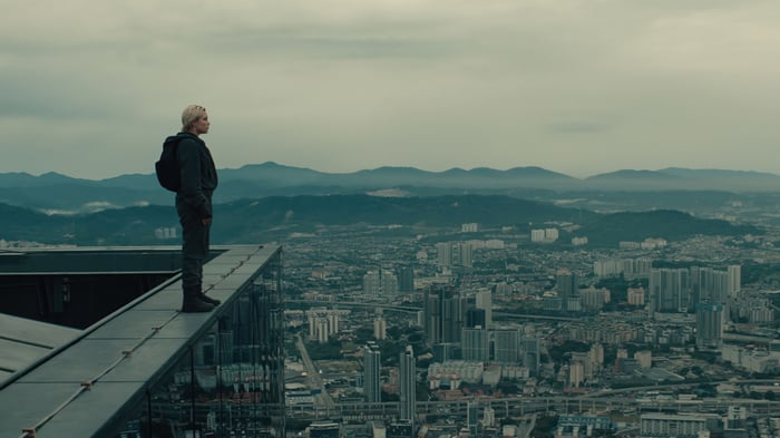 Yelena Belova on a skyscraper edge 4K