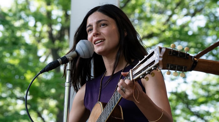 Monica Barbaro singing in A Complete Unknown