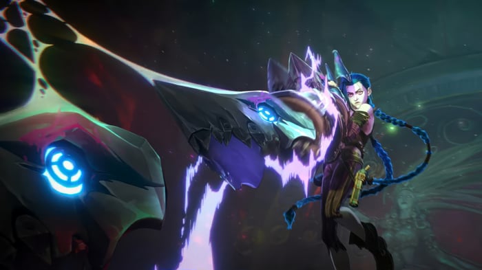 Jinx from Arcane with a large weapon