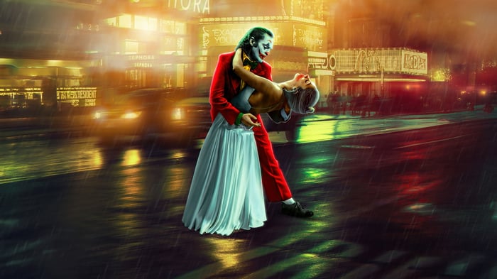 Joker and Harley Quinn dancing in the rain 4K