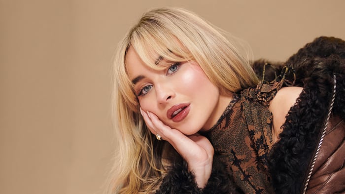Sabrina Carpenter in a brown furry jacket