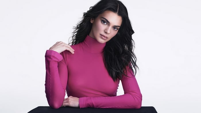 Kendall Jenner in a pink turtleneck 4K