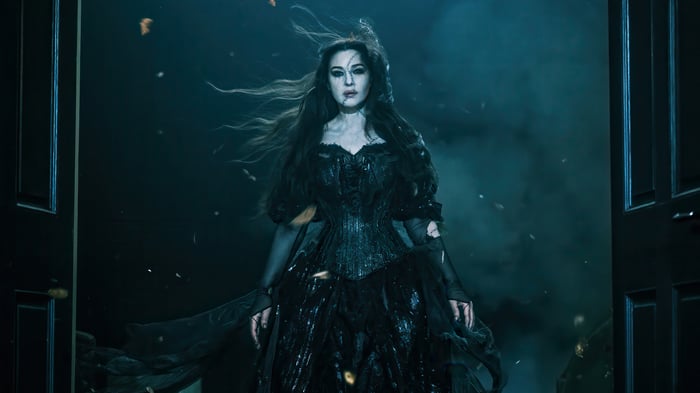 Monica Bellucci in a black dress, 4K