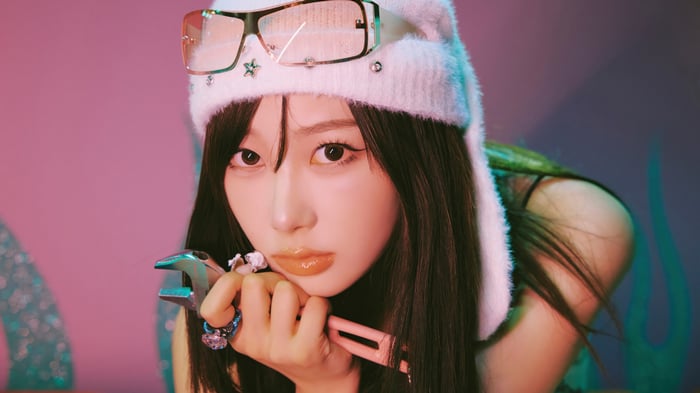 Giselle from Aespa wearing a fuzzy hat and sunglasses