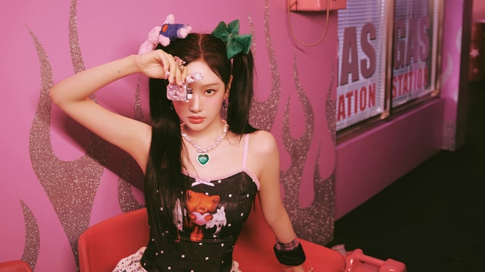 Ningning from Aespa in a pink and black outfit