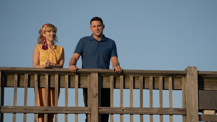 Scarlett Johansson and Channing Tatum on a wooden railing