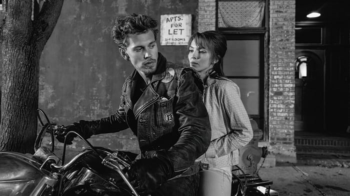 Austin Butler and Jodie Comer in The Bikeriders 4K