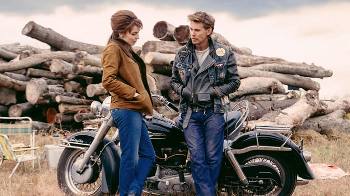 Austin Butler and Jodie Comer in The Bikeriders 4K