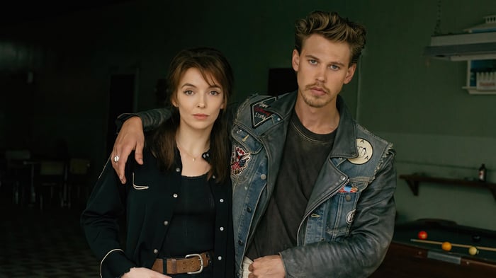 Austin Butler and Jodie Comer in The Bikeriders 4K