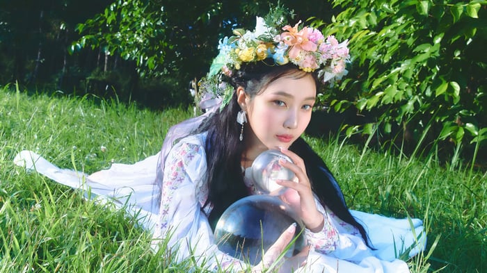 Joy from Red Velvet with flower crown and crystal balls