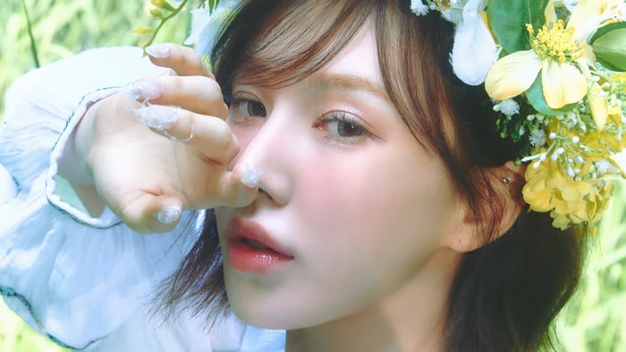 Wendy from Red Velvet wearing a flower crown