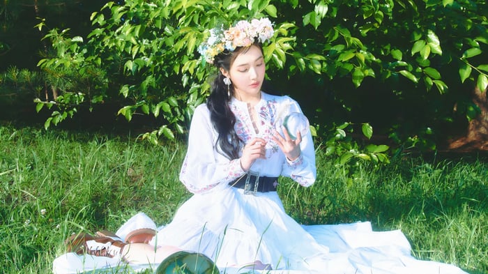 Joy from Red Velvet in a field with a flower crown