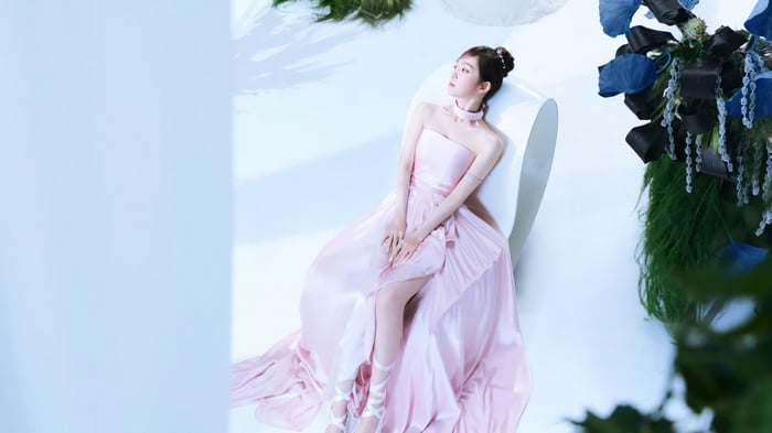 Irene of Red Velvet in a pink dress