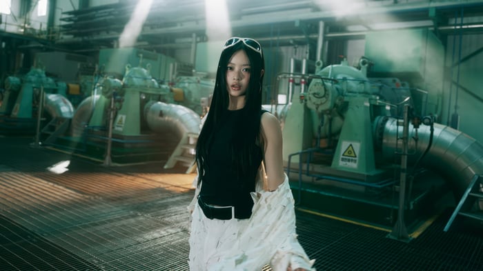 NewJeans Hanni in industrial setting 4K