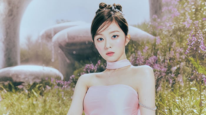 Irene from Red Velvet in a pink dress