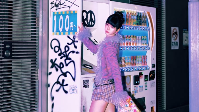 Karina Aespa in front of a vending machine