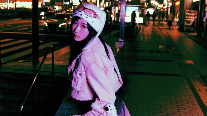 Giselle from Aespa in a pink jacket at night