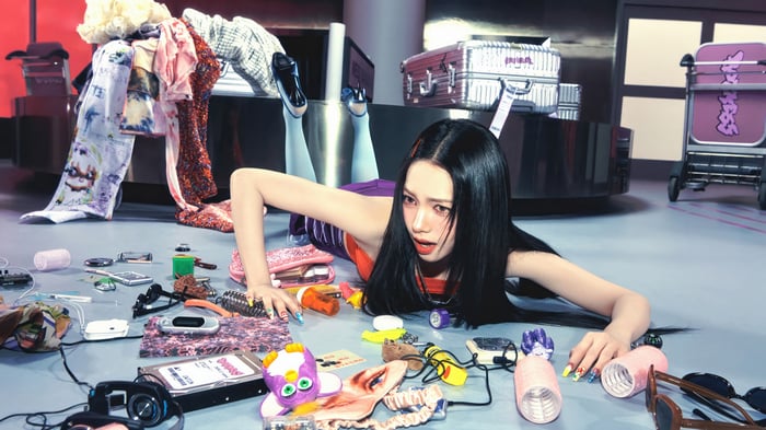 Aespa Karina in a messy airport scene