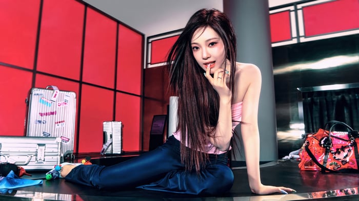 Ningning from Aespa in a pink top and blue pants