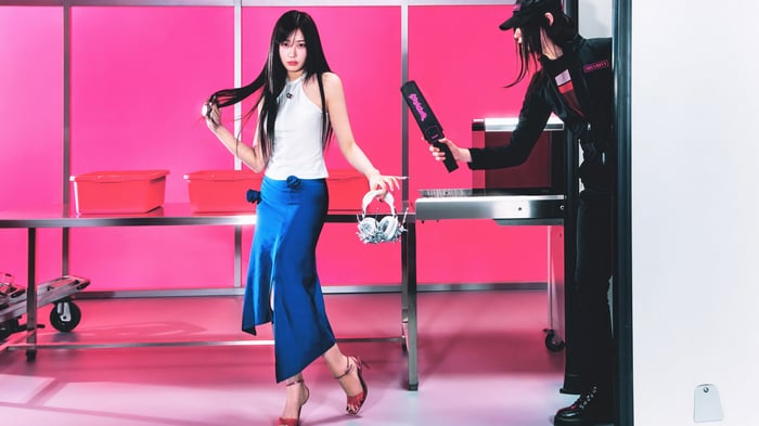 Aespa Giselle and security guard with metal detector