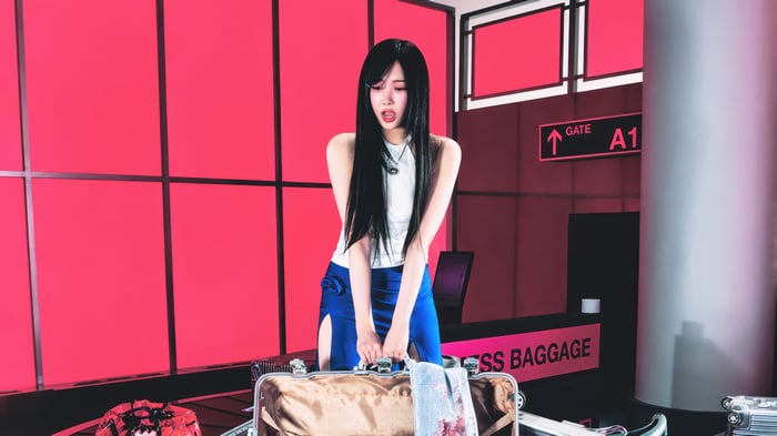 Aespa Giselle with a suitcase