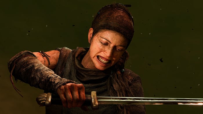 Woman with sword in 4K