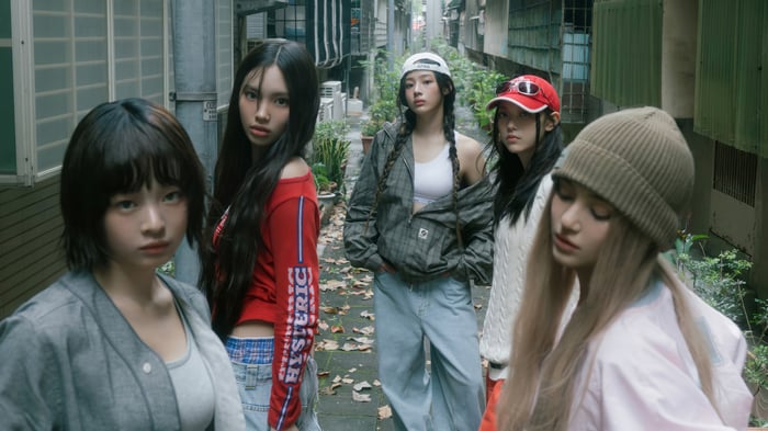 NewJeans members Hanni, Danielle, Hyein, Minji, and Haerin in alley